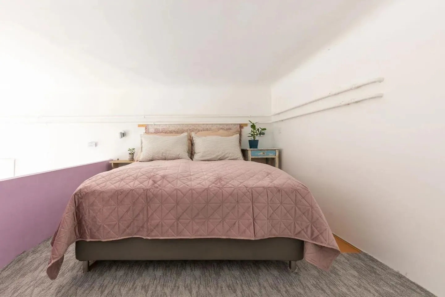 Budapestayz - Izabella Studios