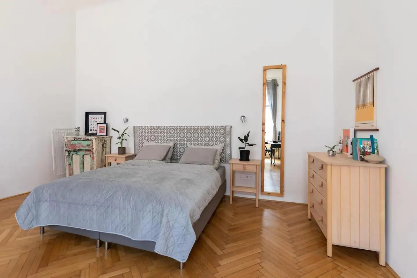 Budapestayz - Izabella Studios